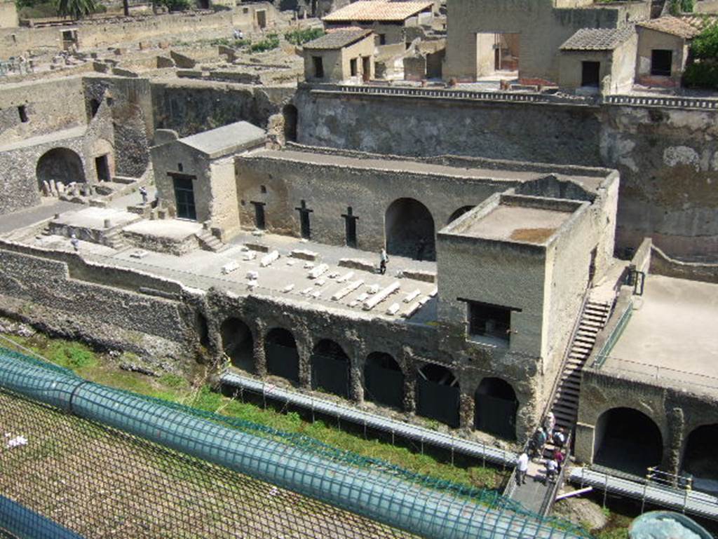 Herculaneum, May 2006. Looking north-west towards rear of House of the Mosaic Atrium, Ins, IV.30 above the Sacred Area, centre, with north end of arched buildings described as boat-sheds, below.